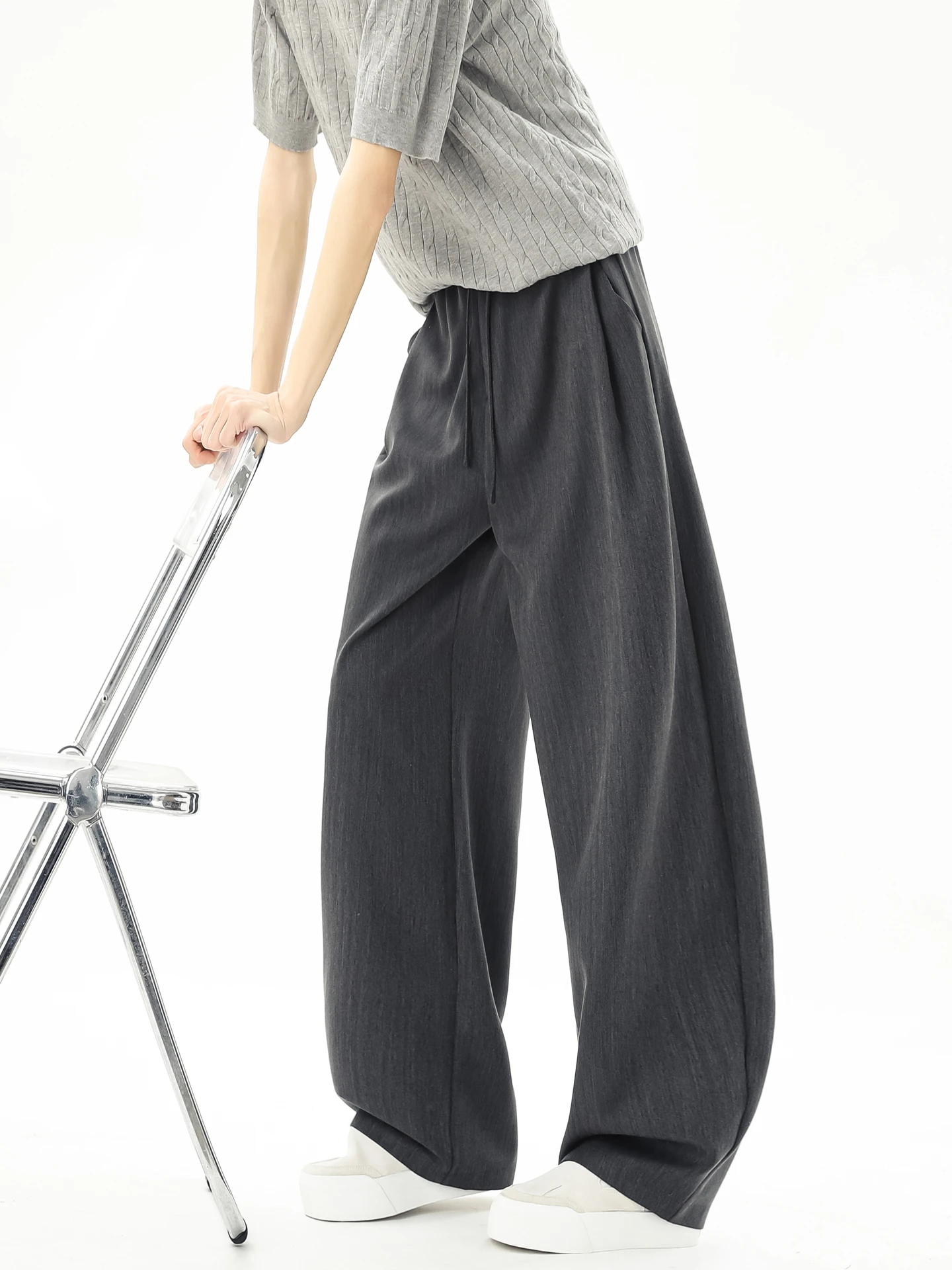 ロールアップ パンツとは？広めのシルエットと軽やかな素材が特徴の男性向けリラックススタイル