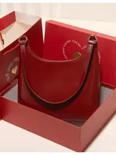 高級感のある牛革製 赤いショルダーバッグ【レトロデザイン・結婚式用】