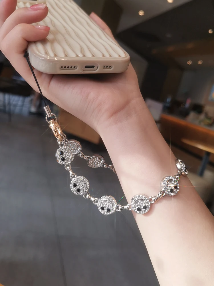 スマホ バンカーリング とは？珍格の短款水钻笑脸串链が実際の使用シーンで解決する問題点