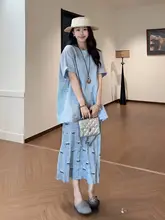 中長丈のゆったりした短袖Tシャツと美しいプリーツスカートのコーディネート（セットアップ対応）
