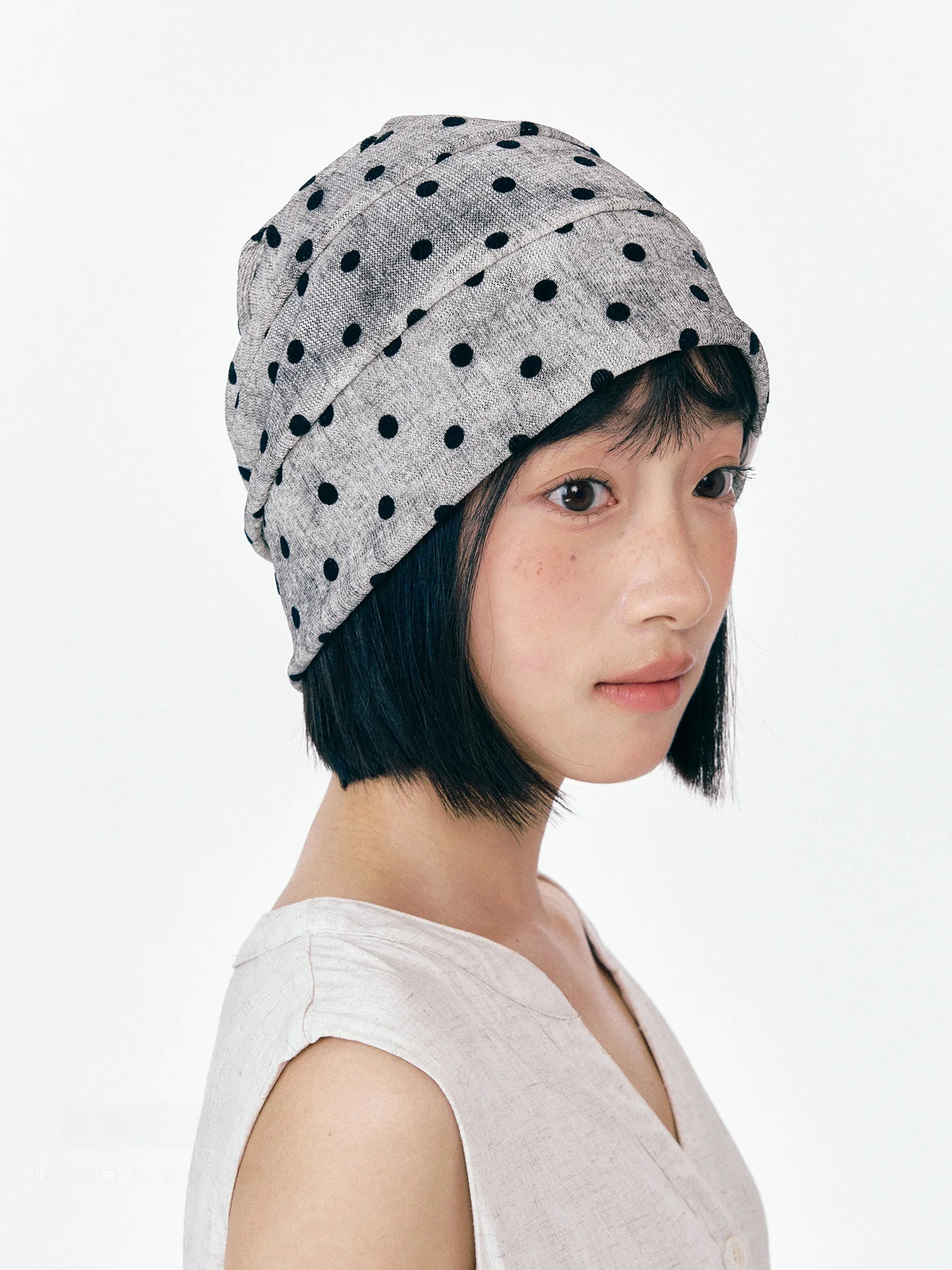 小顔に見える帽子を選ぶには？ドットデザインの薄手キャップが実は最強の秘密武器