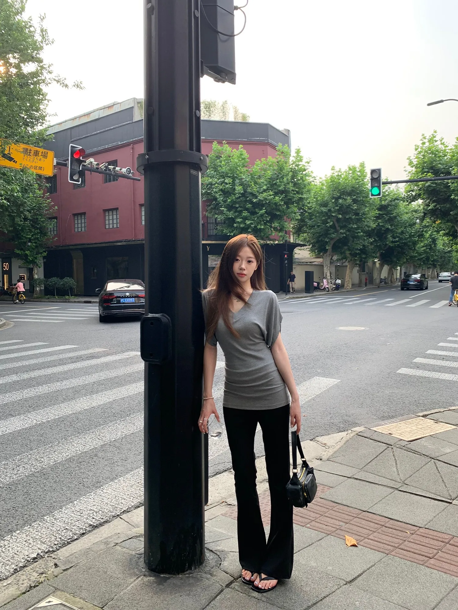 骨格ストレート フレアパンツ どうやって着るか？実測データと着用シーンを解説