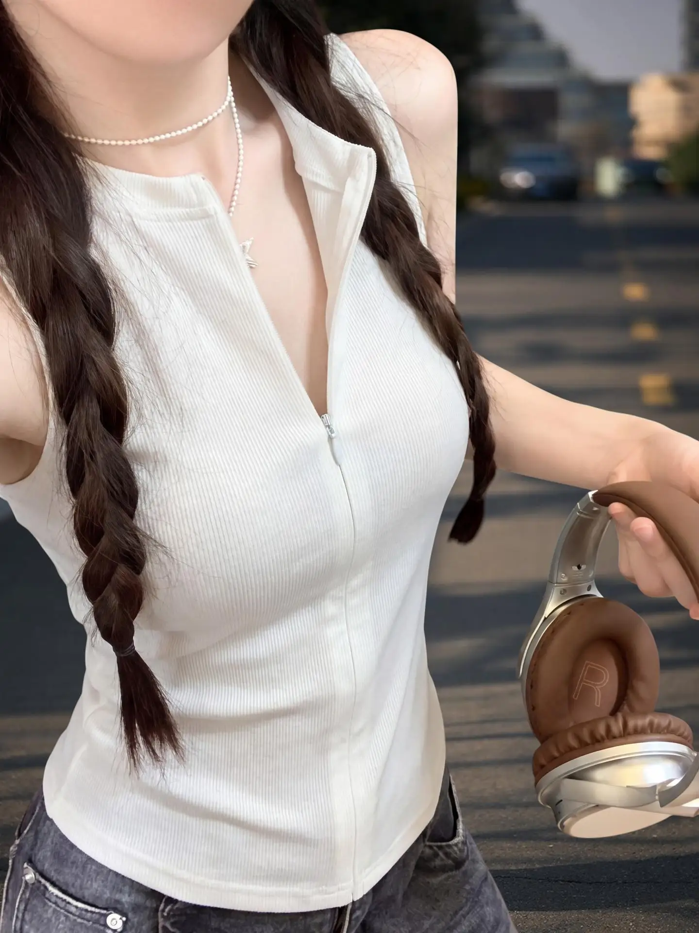 キャミワンピの下に何を着るかのコツは？黒のハーフジッパーキャミソールが解決する通勤の悩み