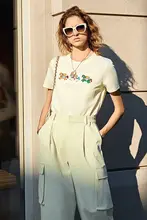 刺繍デザインの白い短袖Tシャツ【夏用・女性用・カジュアル】
