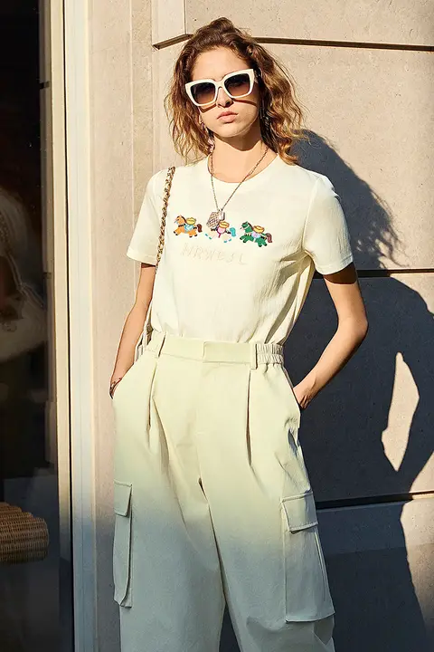 刺繍デザインの白い短袖Tシャツ【夏用・女性用・カジュアル】
