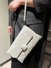 エレガントなレザー風 クラッチバッグ【ショルダーストラップ付き・スマホ収納対応】