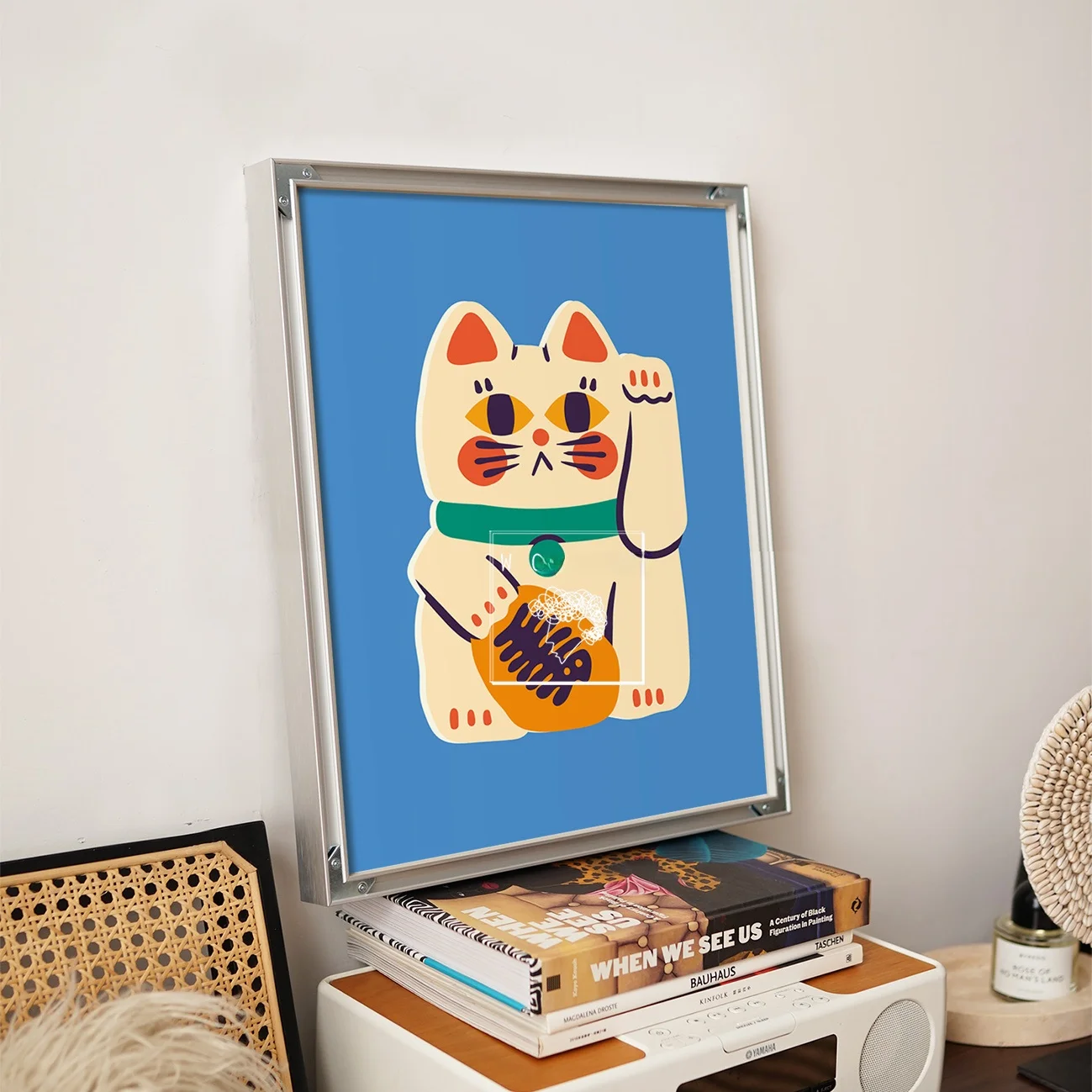 ブルーの招き猫アートパネルはどこで購入できるか？包豪ス風のデザインと金属フレームの特徴を解説