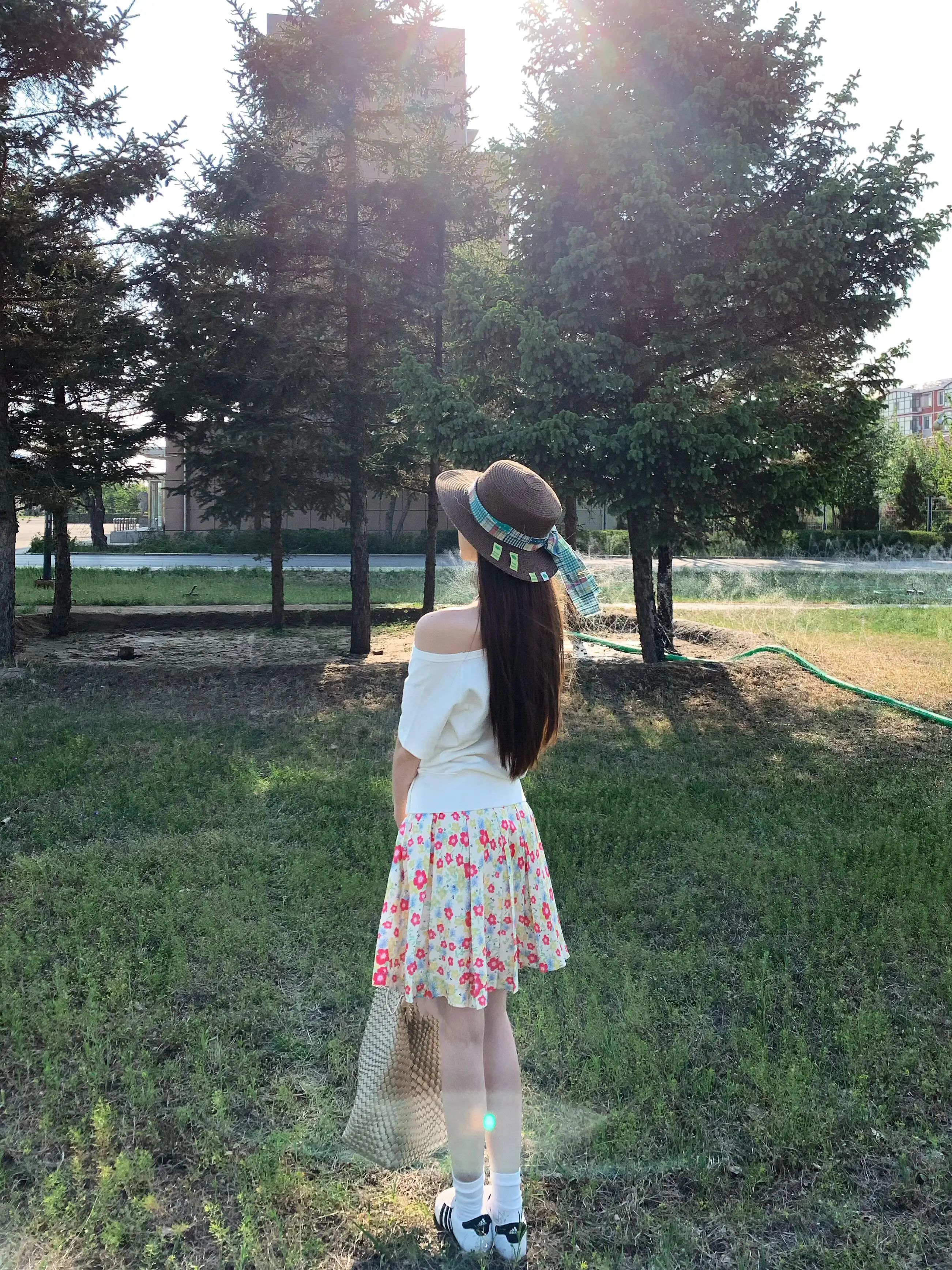 プリーツスカートを夏に活かすには？小花柄のリゾート風スカートが解決する3つの悩み