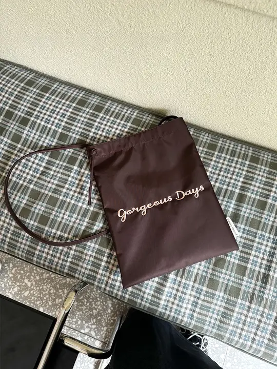 秋冬用チョコレートブラウン刺繍ショルダーバッグ【エコレザー・斜め掛け】