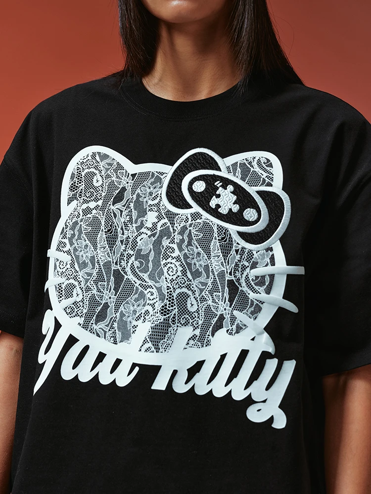 ブランドコラボのサイズ感が気になるなら、このレース猫プリントTシャツが答えになる？