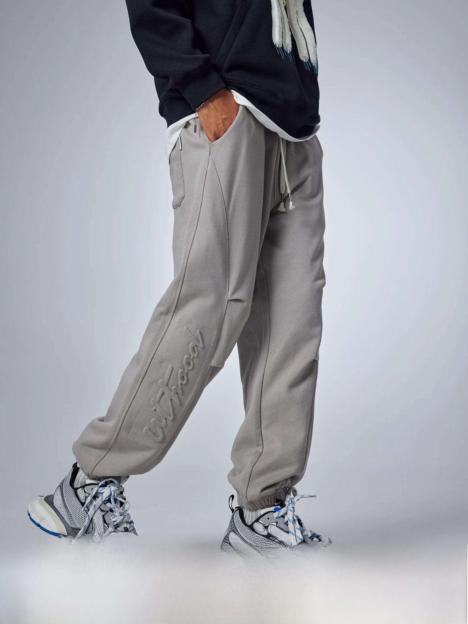 タックパンツ グレーはどんなもの？実際の着用体験で解明