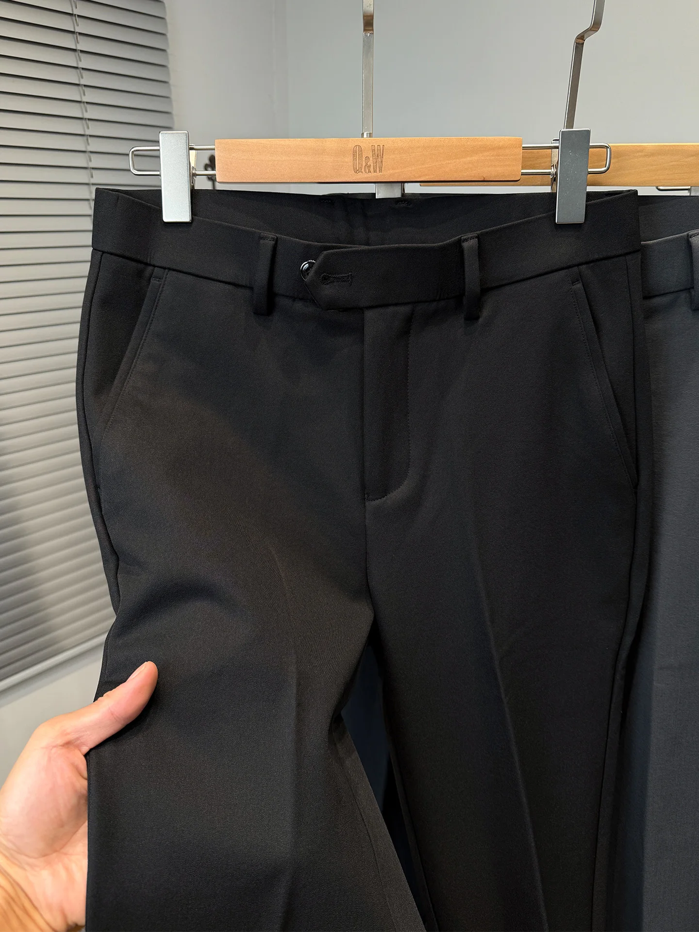 ビジネスとカジュアルの境目を越える、秋冬に着るべきドレスパンツは？