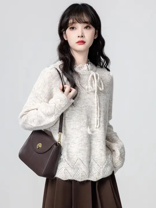 オートミールカラーのラウンドネックニットトップス【レースパッチワーク・秋冬用】