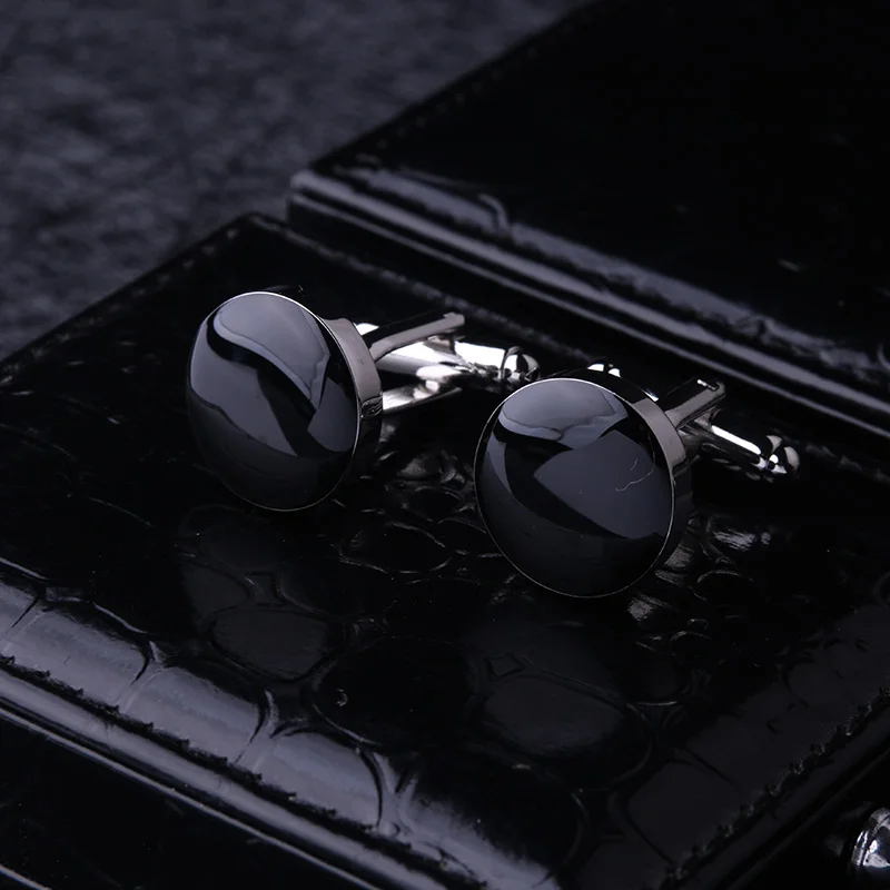 黒色エナメルカフリンクス：button upとsailor collarの融合デザインを実証