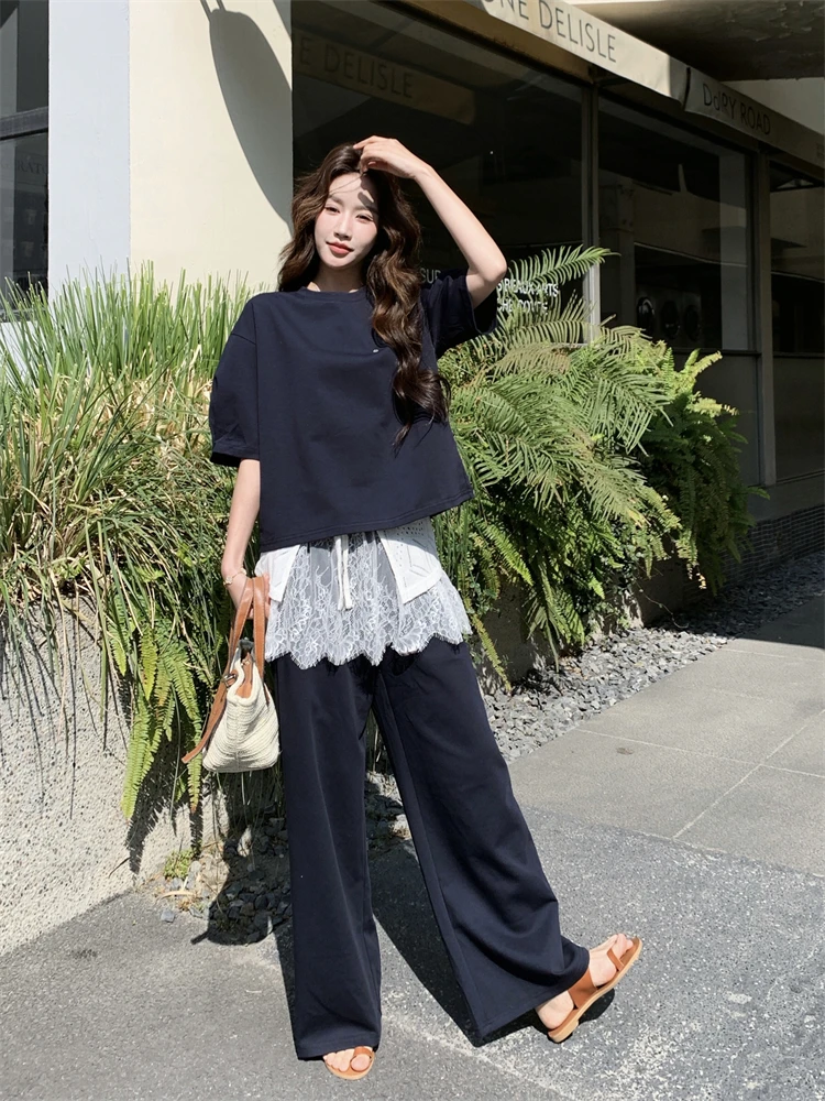 30代女性が選ぶ2026春夏のプチプラコーデは、深青色の切り替えTシャツとワイドパンツがベスト？