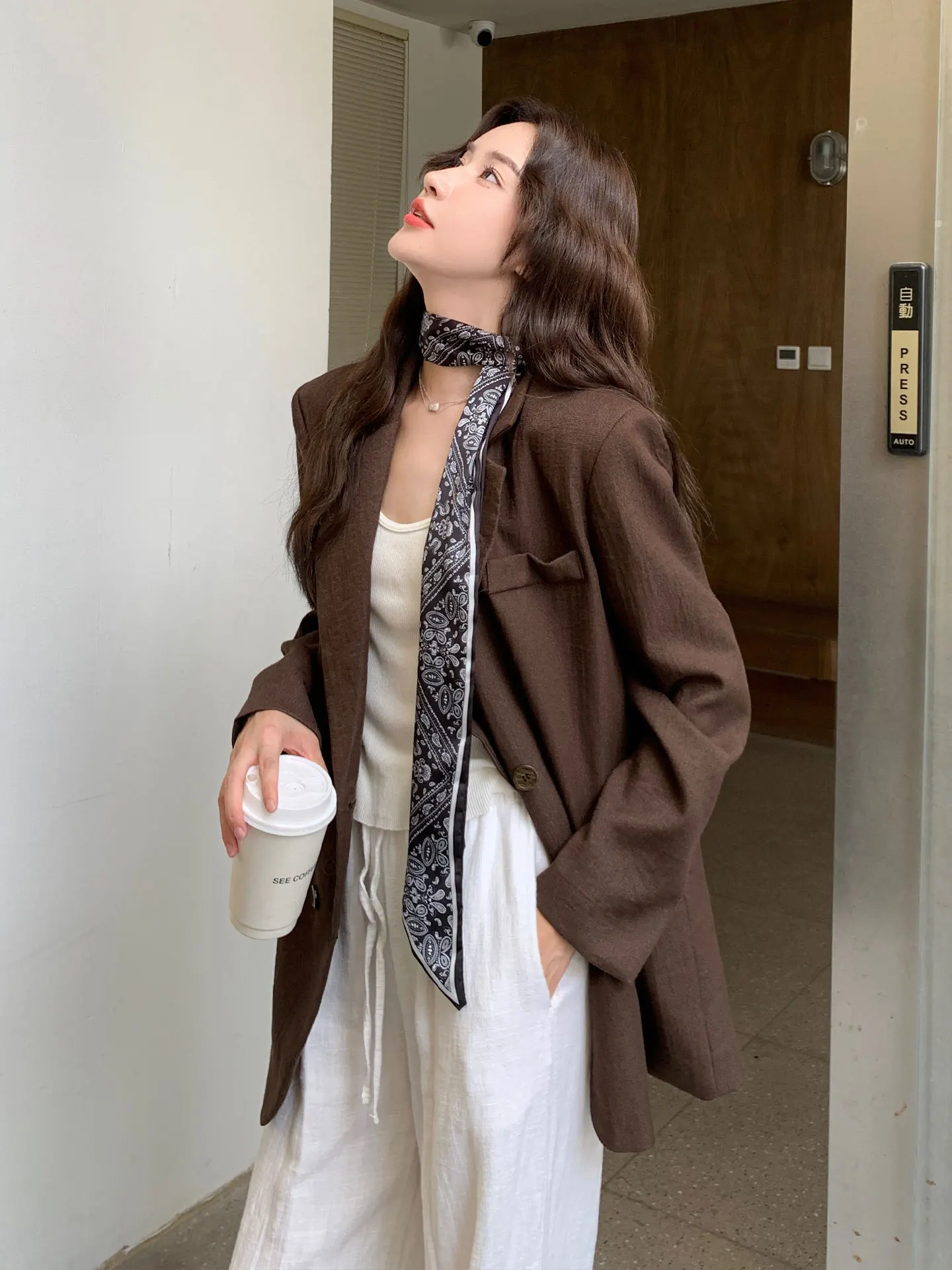 ブラウンスーツを着るとき、どんな印象を与えるの？