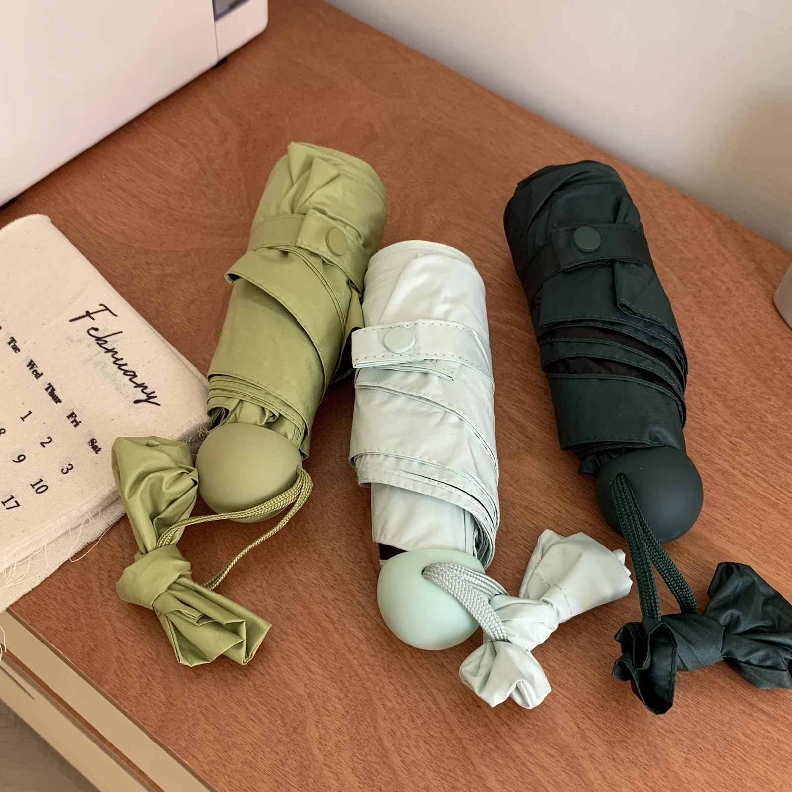 手のひらサイズのカプセル傘：シンプルで実用的な晴雨兼用デザインの特徴と選び方