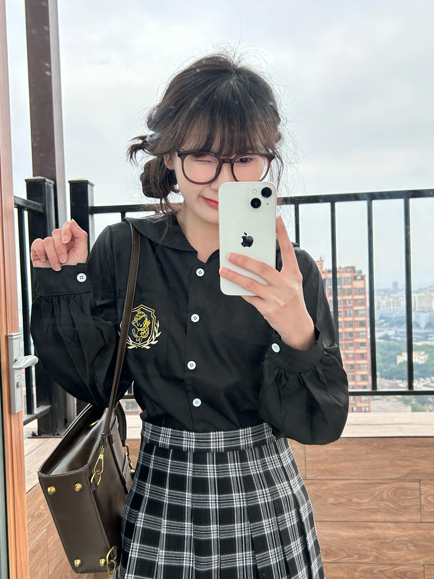 デザイン性抜群のネイビースタイル黒長袖白JK制服シャツ：通勤風の秋・春用スタイルを実用的に活用