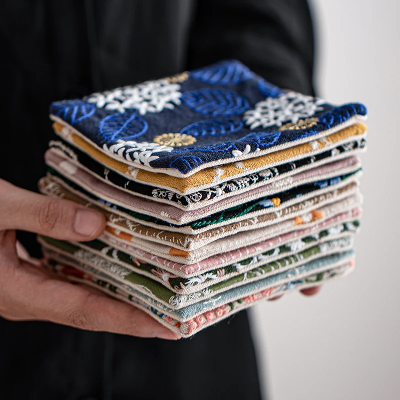 刺繍入り二重構造の和風コースター：方形デザインの実用性と素材特性を解説