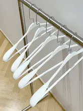 幅広肩設計のプラスチック製ハンガー【滑り止め機能・スーツ用・乾湿兼用】