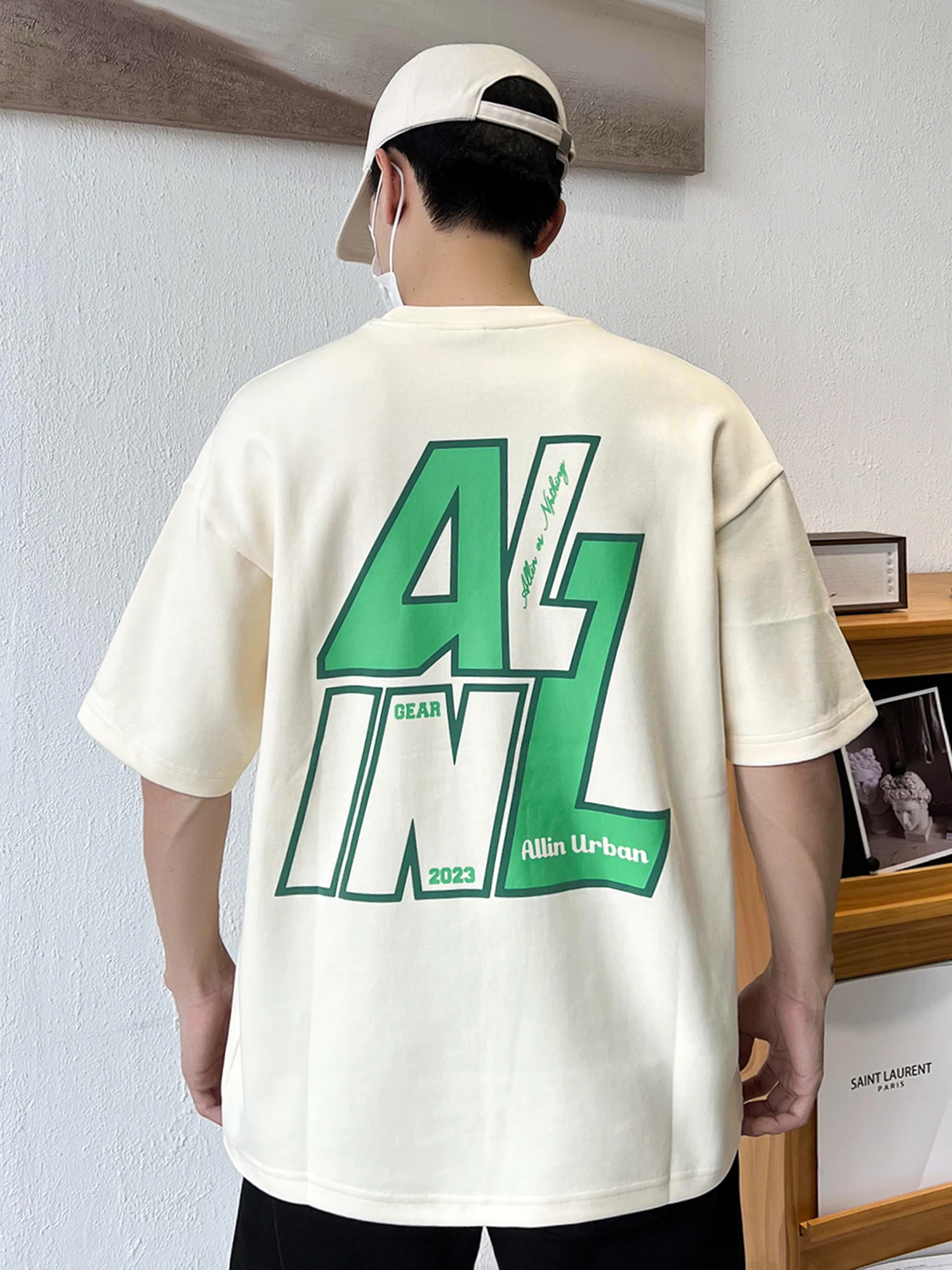 メンズ コーデの基本ルールとは？落肩Tシャツで自然なスタイルを実現