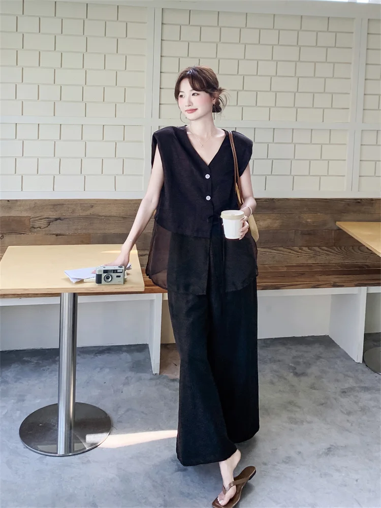 今の時期 レディース コーデ どうやって着こなすか？米白色の網状パネルベストとフリルスリーブワイドパンツが解決する夏のカジュアルスタイル