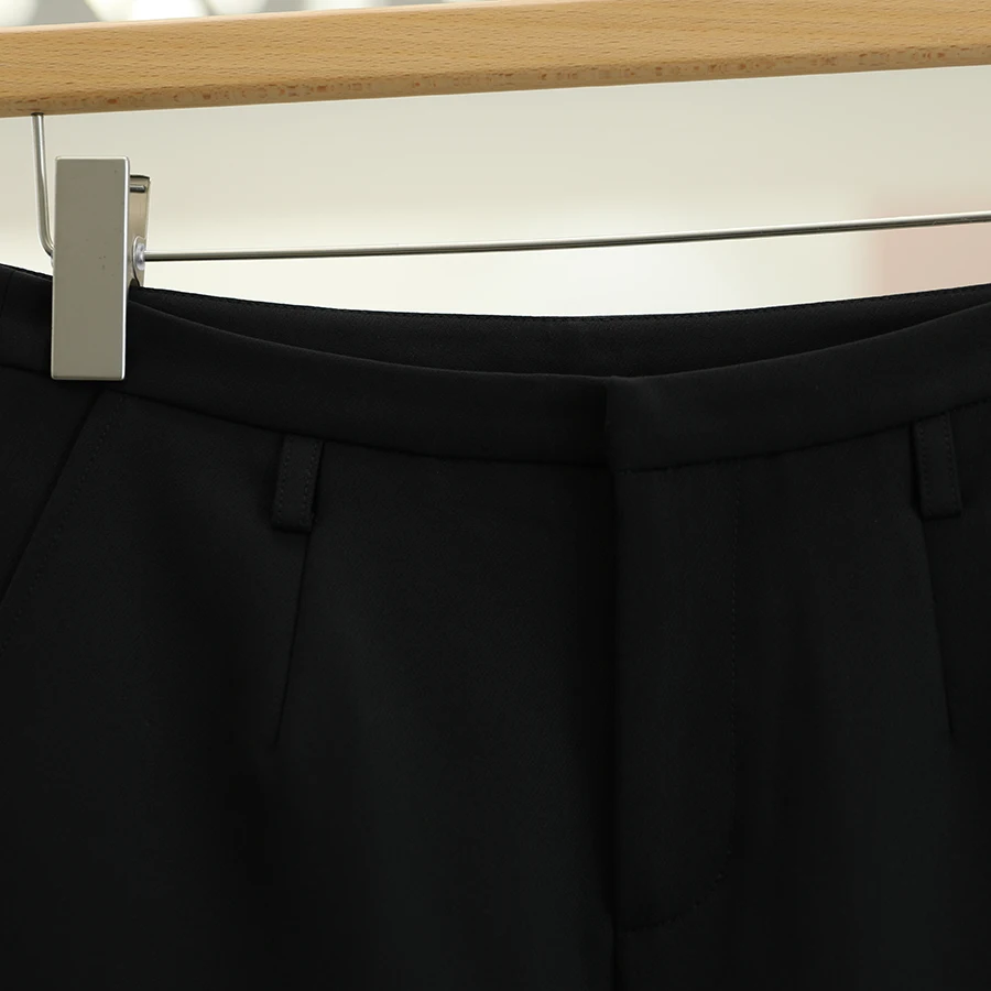 通勤服40代にぴったりなパンツは、どんなもの？