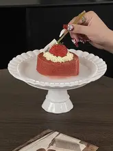 フランス風陶器製高脚スイーツプレート【エレガントな浮彫りデザイン】