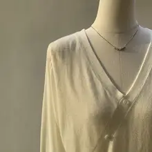 白色のVネックニットシャツ【長袖・フィット・春用】