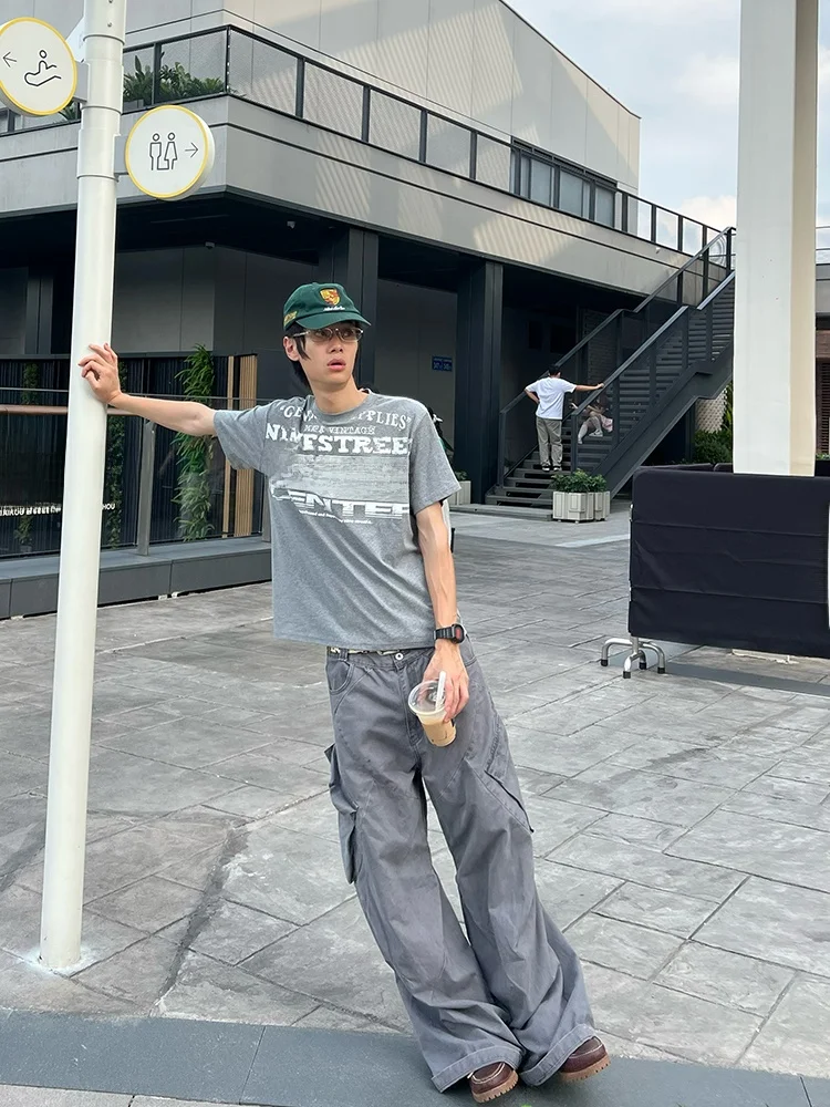二の腕をカバーするトップスと合わせたカーゴパンツで、どんなスタイルに見えるの？
