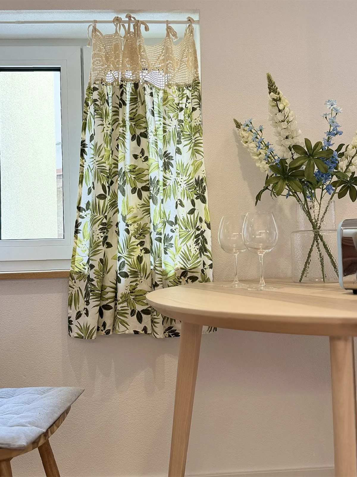 カーテンのスタイルを決めるときに見るべきポイントは？植物デザインのアメリカンスタイルカーテンで答えを出す