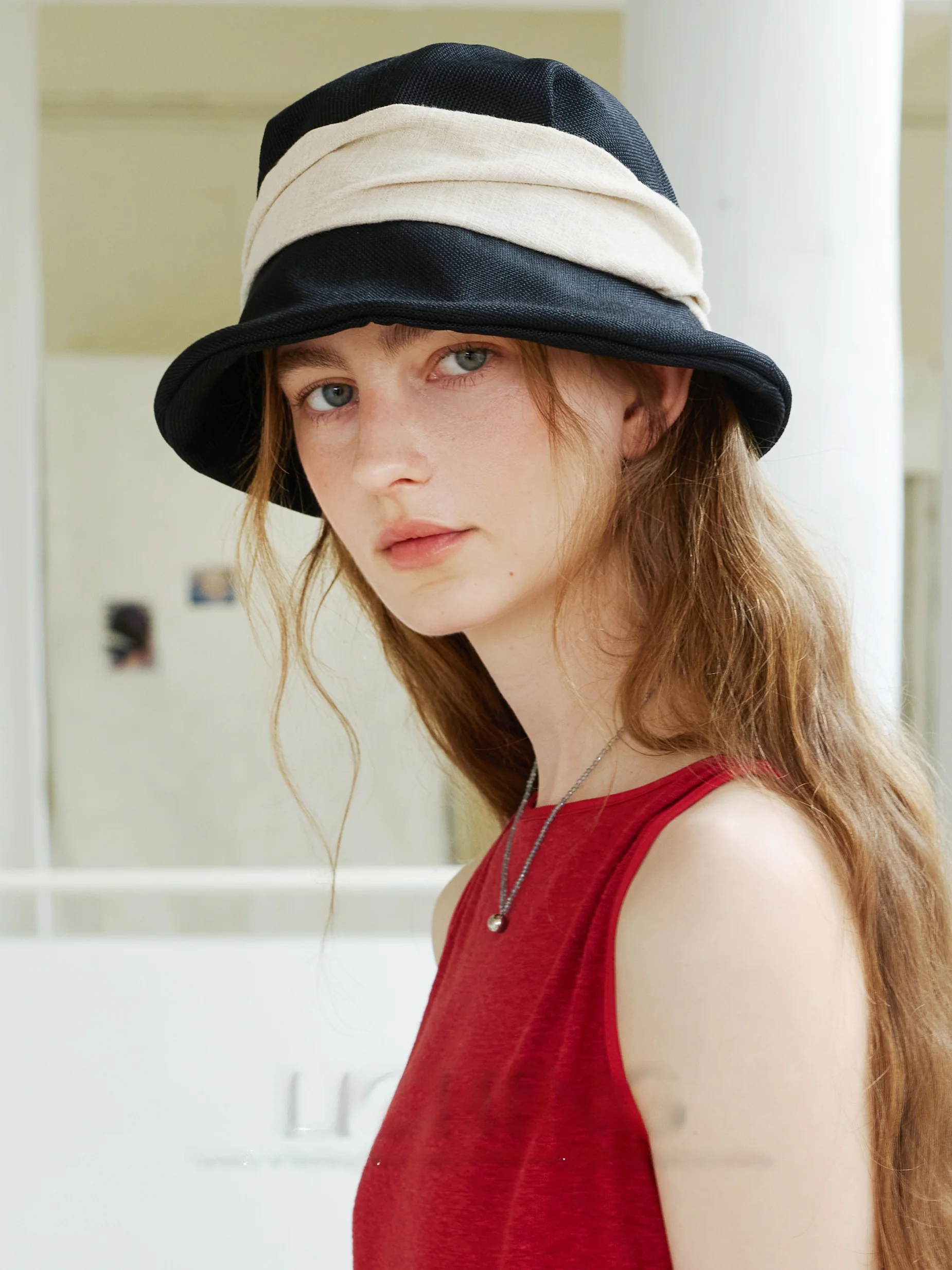 おしゃれな帽子を選ぶには？黒白のフィッシャーハットが解決する、春夏のスタイル悩み