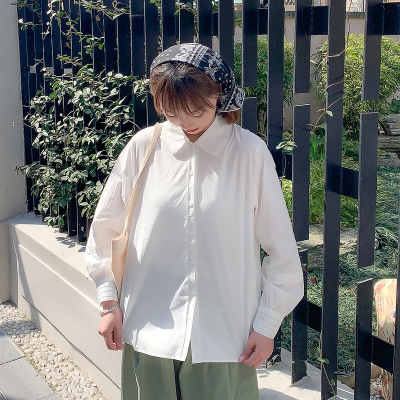 大人可愛いの本質とは？白長袖シャツで実現する自然な優しさのガイド