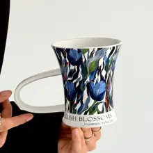 ブルー調のチューリップデザイン 陶製マグカップ【大容量・贈り物にも最適】
