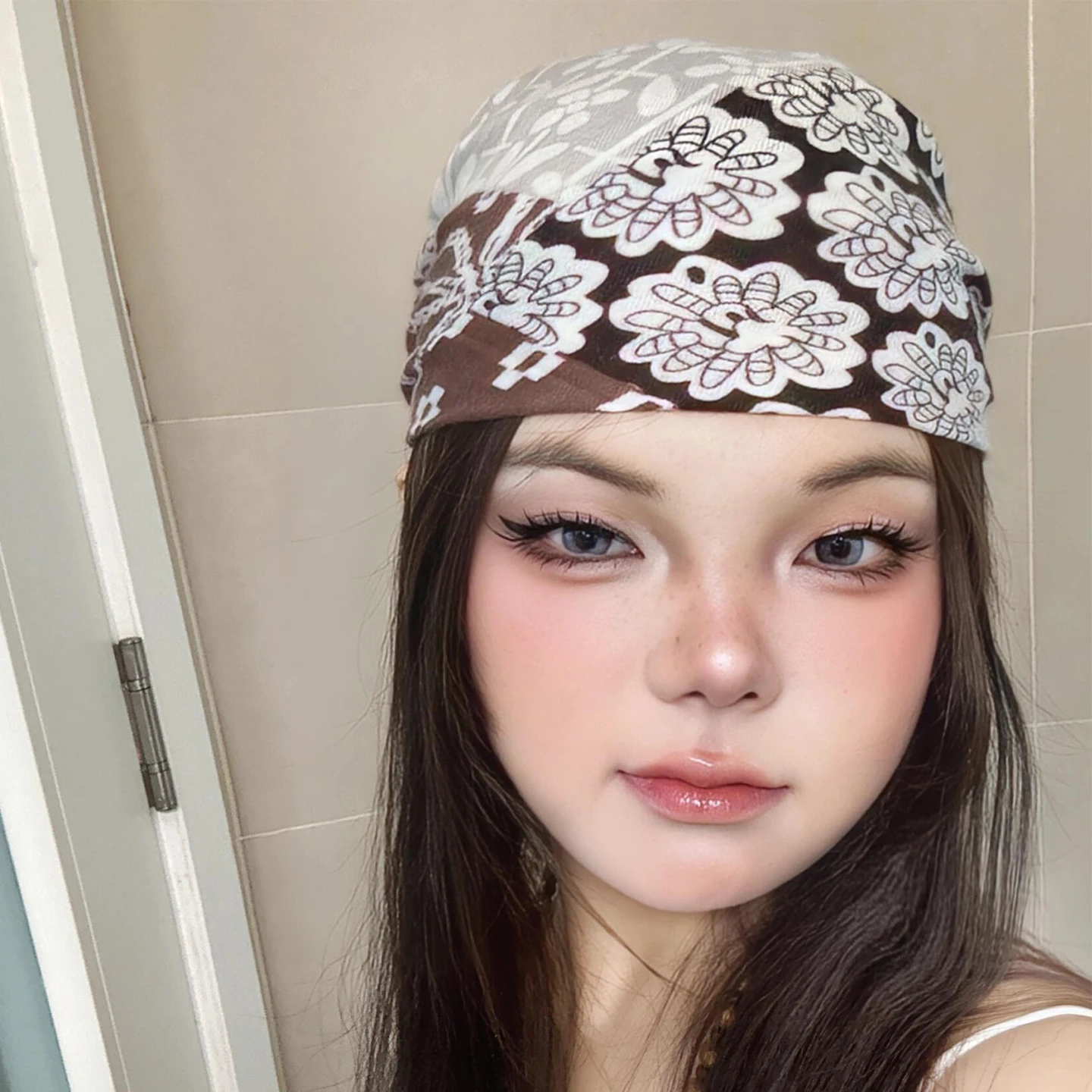 甘辛スタイルのレトロY2Kヘッドスカーフ：春夏季に最適な民族風大判シルクスカーフの実用性と使い方