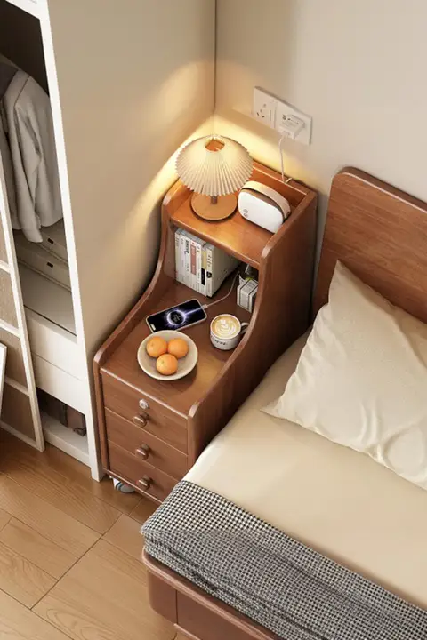 木製の小型キャスター付きナイトテーブル【移動可能・狭い隙間に最適・ロック機能付き】