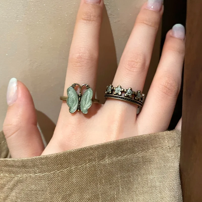右手薬指に合う指輪とは？蝶と花のデザイン指輪が解決する個性と高級感のバランス