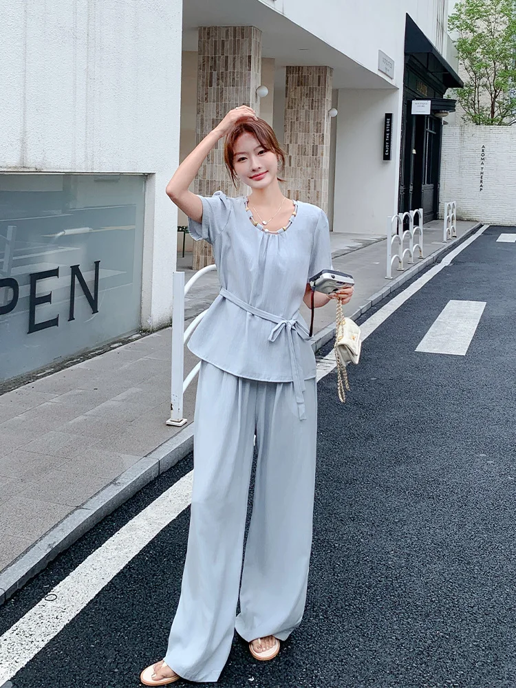 10月23度に着る服装は？浅い青のレーストップスが解決する夏のスタイル悩み