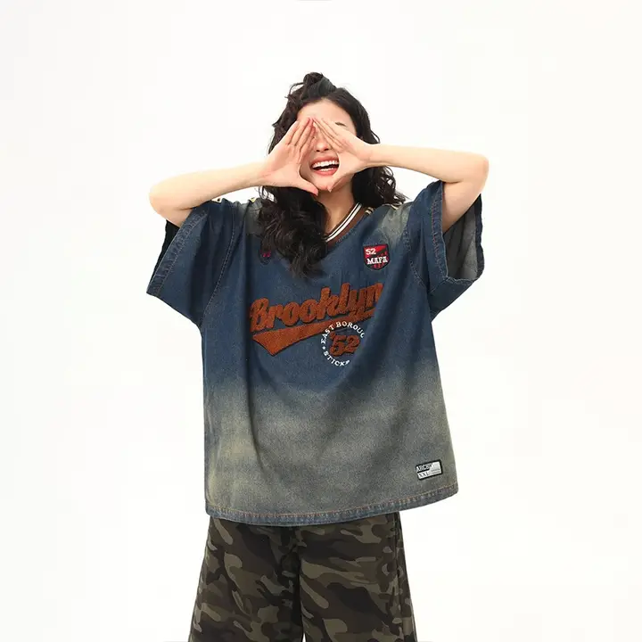 アメリカンカレッジスタイルのVネックウォッシュデニム半袖Tシャツ【レトロデザイン・夏用】