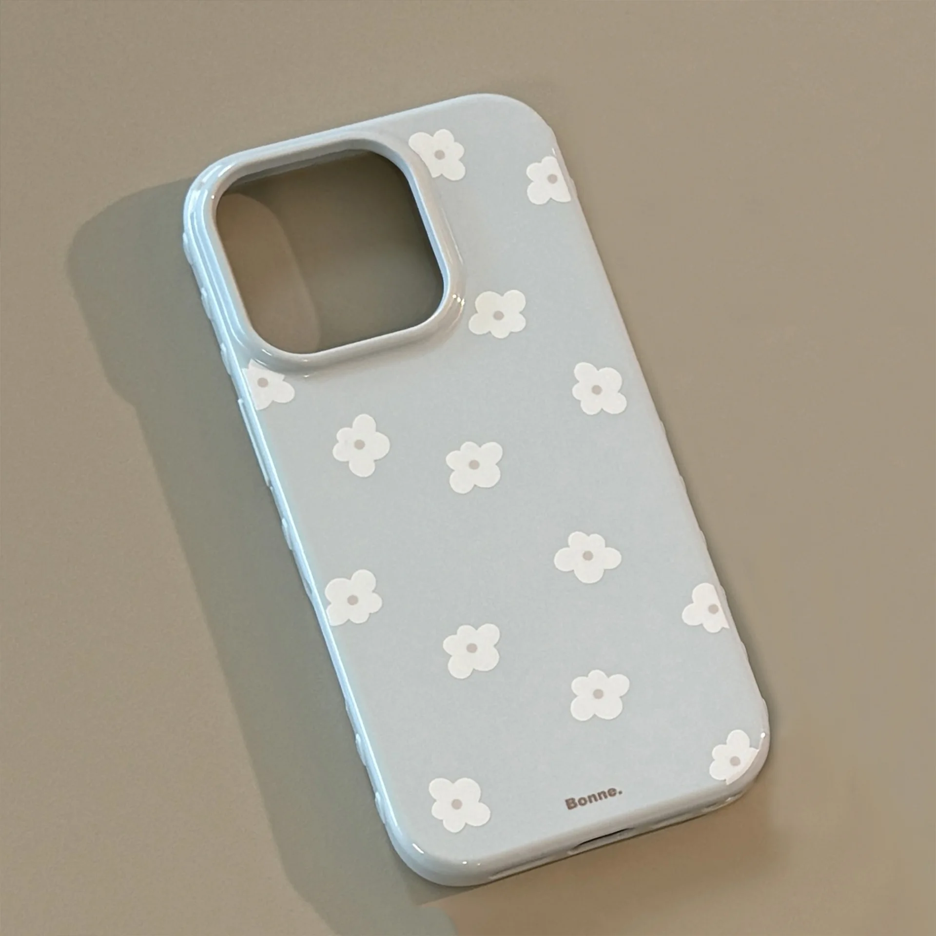 スマホケース カード入れ付き どんなのがあるの？「かわいい小花柄のiPhoneケース」が通勤スタイルを救う理由とは