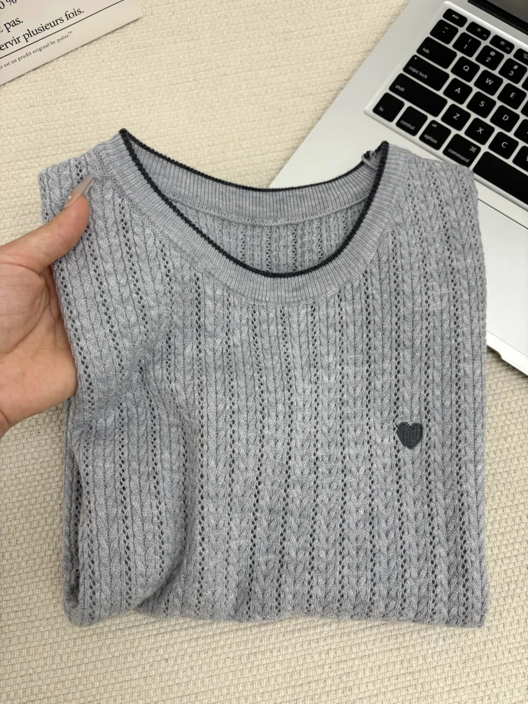 ステッチニットとは？学院風の透かし編みニットTシャツが提供する実用性とデザインのバランス