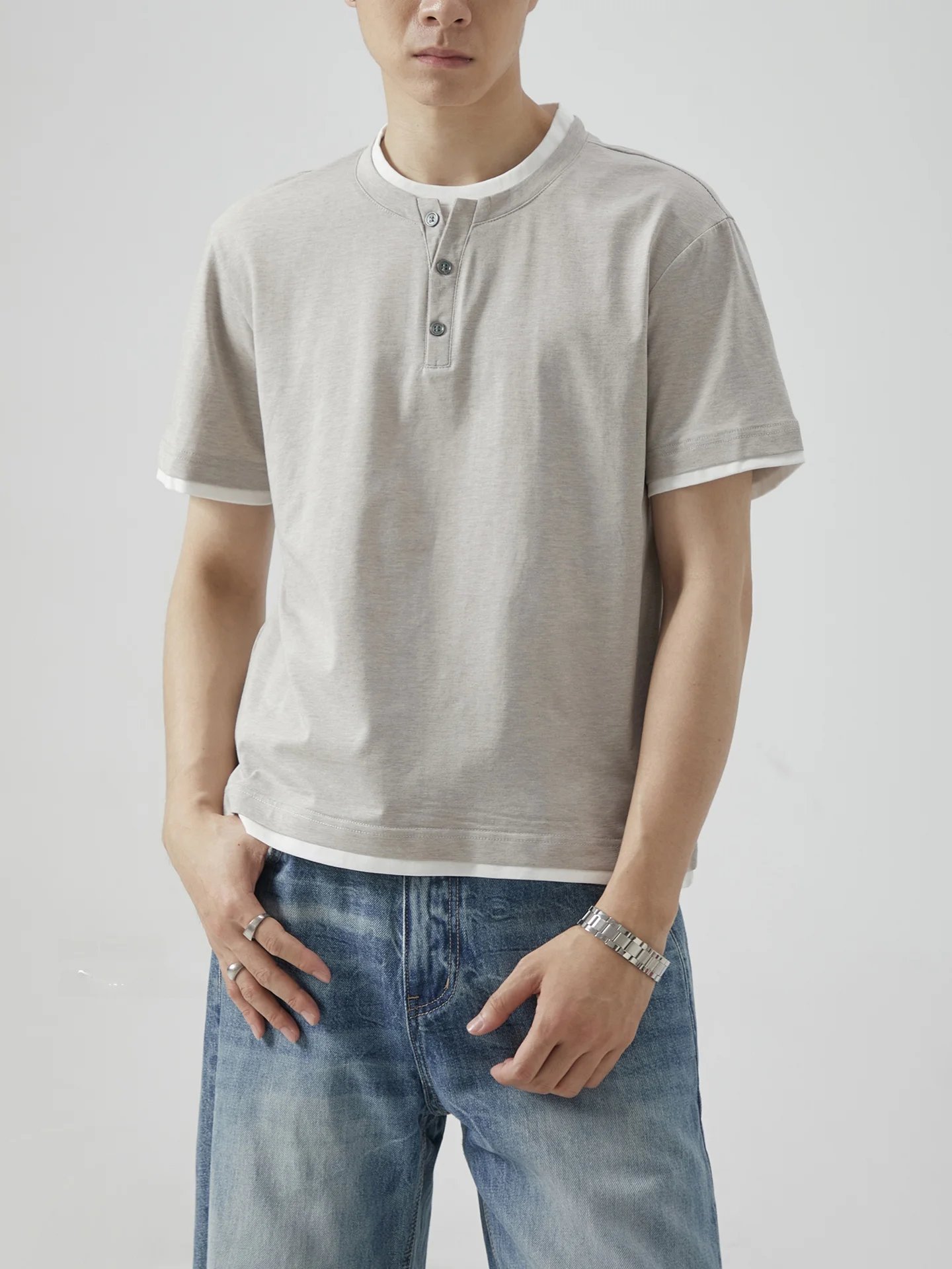 「tシャツ イン」でフォーマルな印象を出す方法は？ヴィンテージ風のラウンドネックTシャツが解決するリアルな使い方