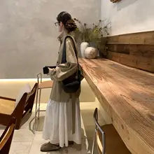 シンプルなデザインのカーキ色トレンチコート【女性用・ミドル丈・ファッション性高】【春秋用】