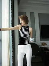 モダンなデザインのブラックホワイトストライプニットトップス【無袖・ラウンドネック・ビジュー付き】