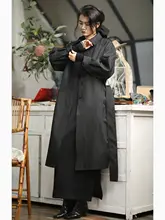 黒いトレンチコート ミディアム丈 バイアスシェイプ 多様な着こなし