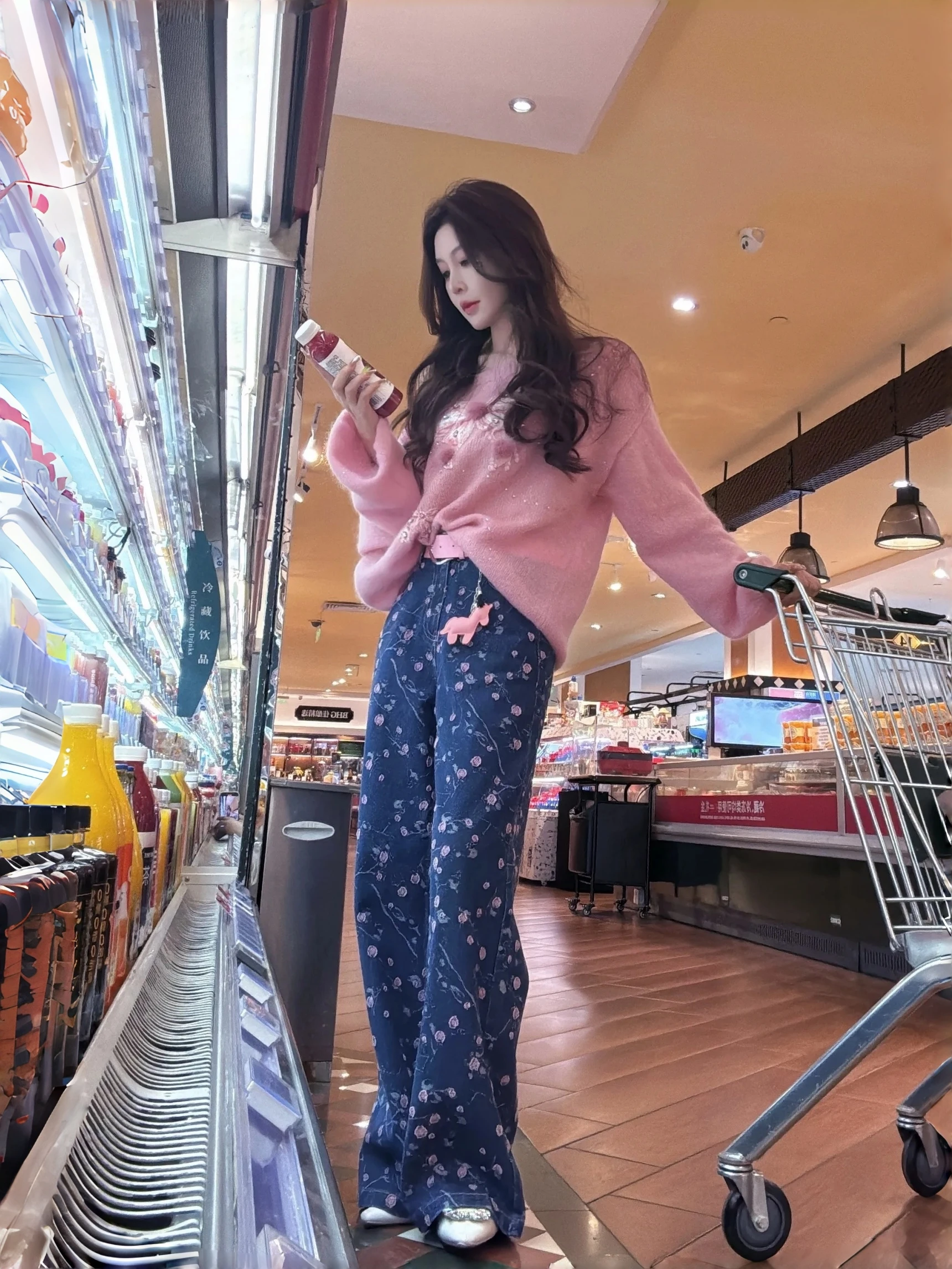紫のパンツは春コーデにどう活用すべき？夢の馬モチーフが印象的なデニムパンツの選び方