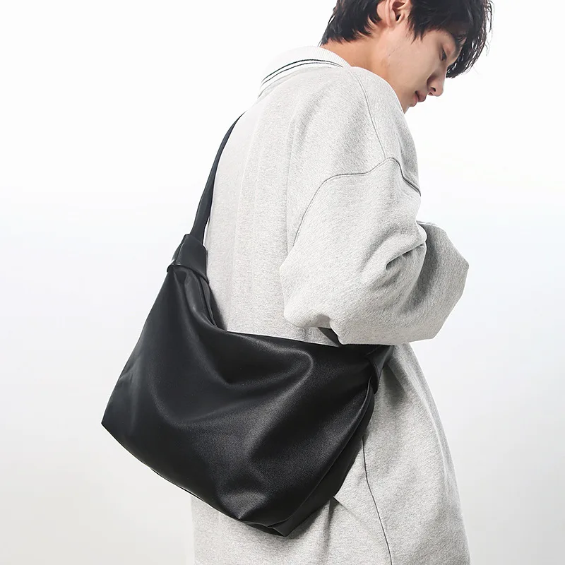 ショルダーバッグ 上着の中 メンズ どう選ぶ？シンプルで高級感のあるレザー製バッグが解決する3つの悩み