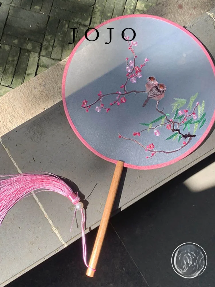 天人唐草：新中式舞扇的美学与实用价值解析