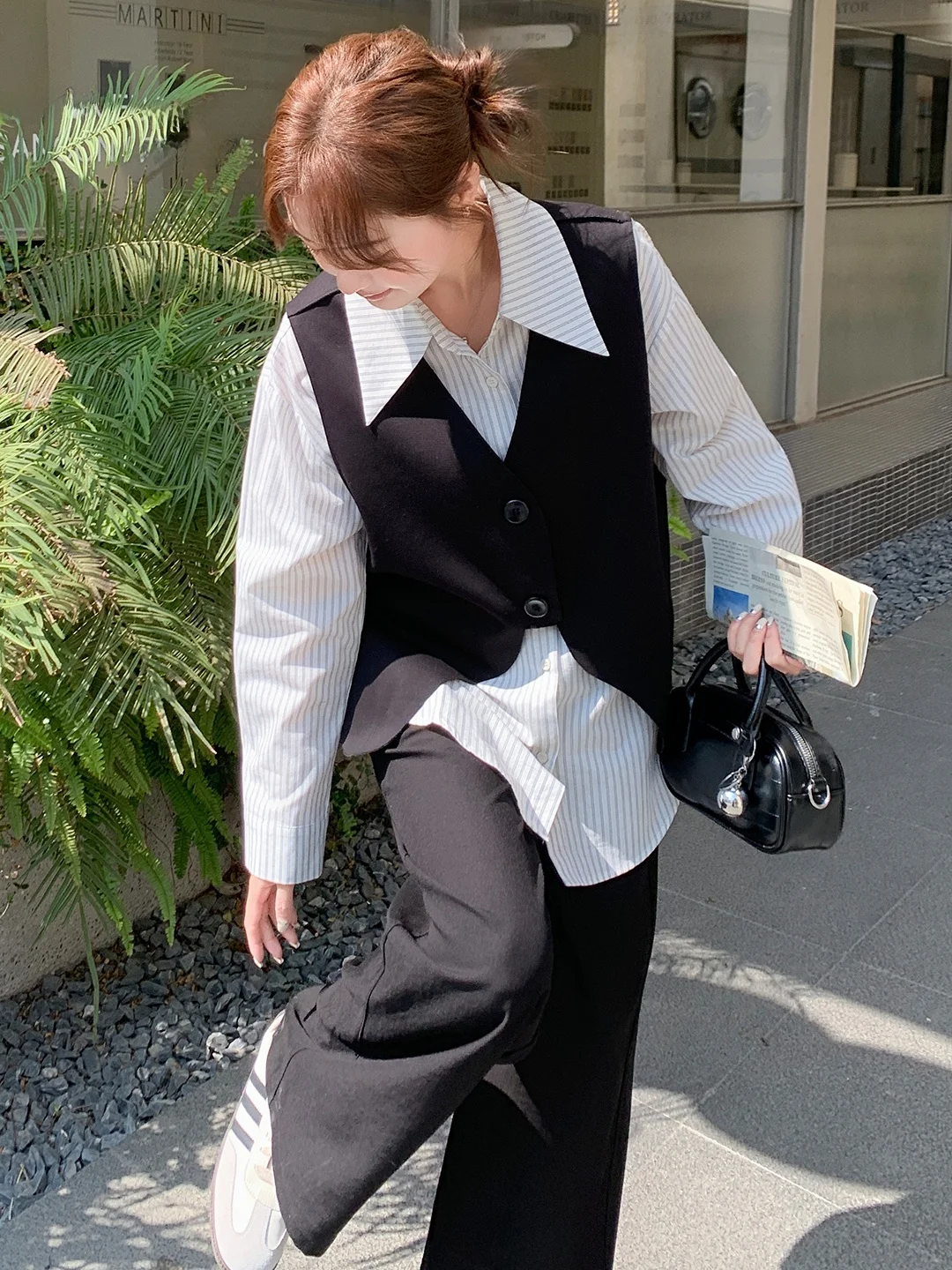 とろみブラウスはどんなシーンで着る？実は、これ1着で通勤からレジャーまで対応できる