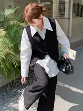 ストライプシャツとブラックスーツベスト、ワイドパンツの春夏向けコーディネート（セットアップ対応）